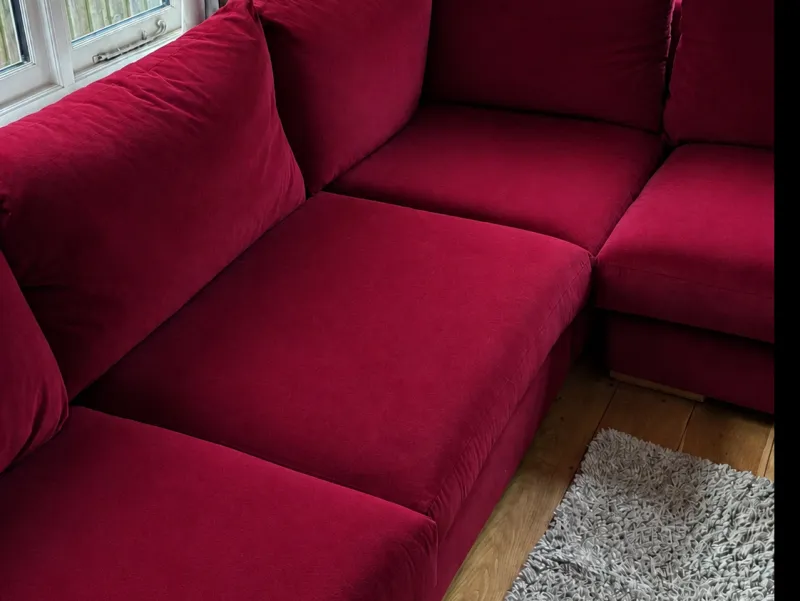 Canapé rouge - Tache de lait bébé — après nettoyage vapeur