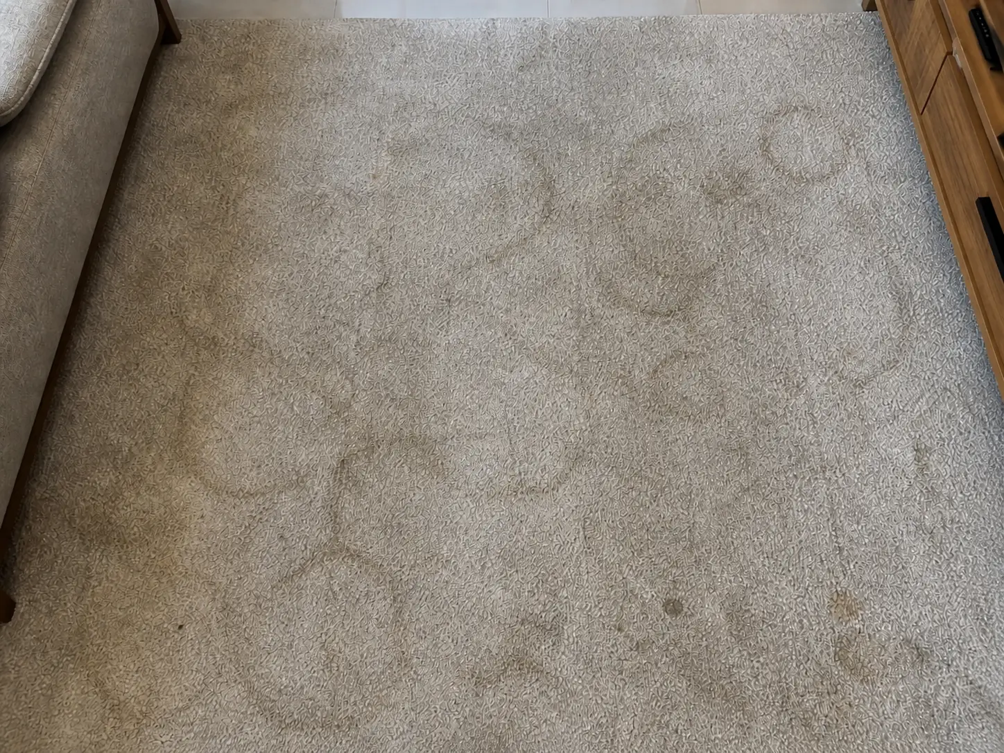 Tapis beige - Auréoles — avant nettoyage